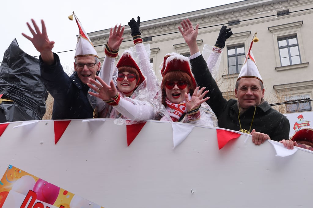 Halles OB Alexander Vogt (r.) und Bürgermeister Egbert Geier (l.) unterwegs im Zug.