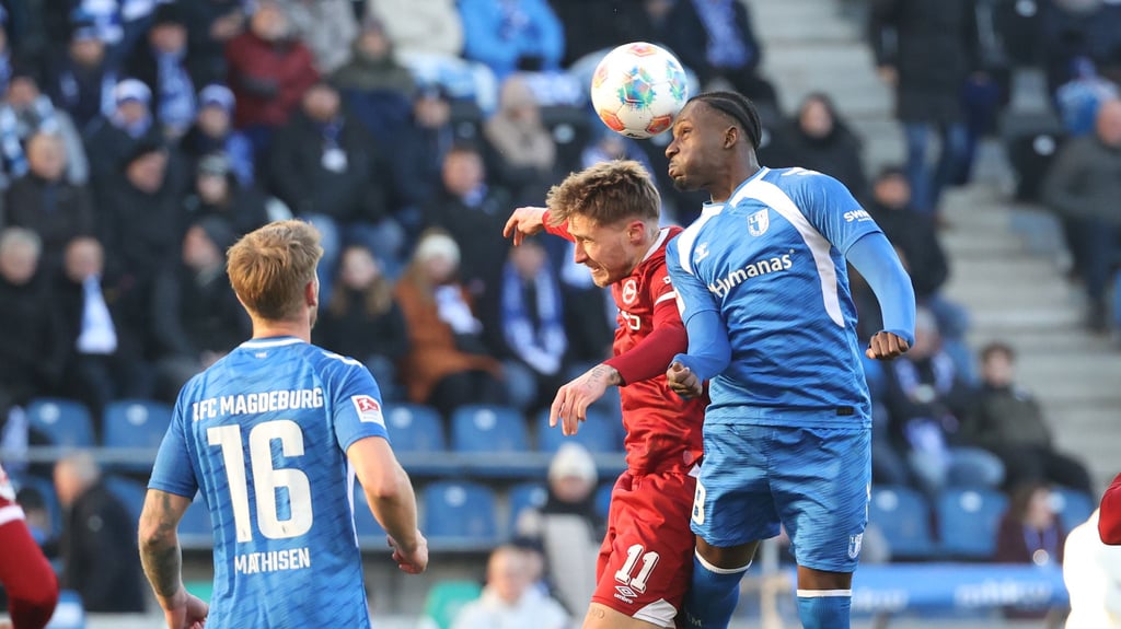 Kopfballduelle gab es für Richmond Tachie (rechts) und den 1. FC Magdeburg gegen Arminia Bielefeld nicht zu wenig.