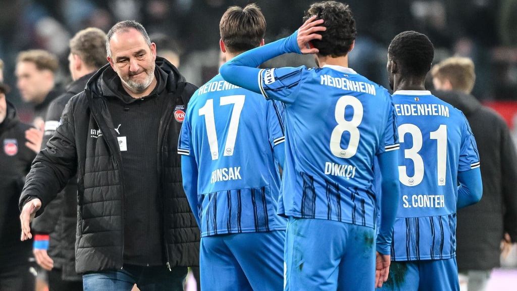 Frank Schmidt (l) muss seine Spieler wieder aufbauen.