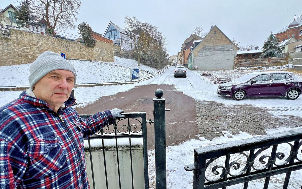Helmut Kock an seinem beschädigten Gartentor, das aus der Verankerung gerissen wurde. Ein Auto war bei Glätte in seinen Vorgarten gekracht.