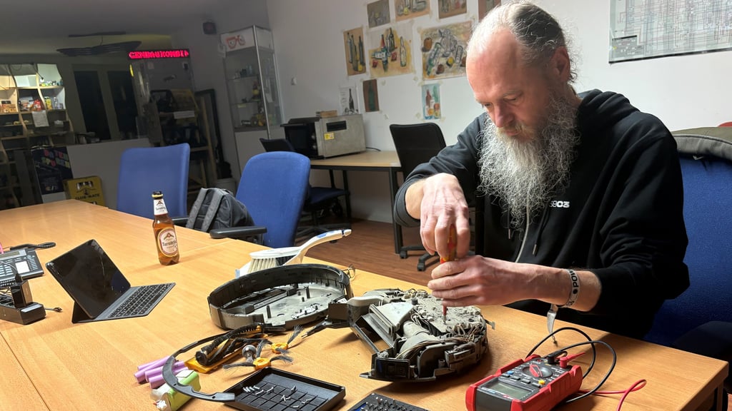 Frank Schulz ist einer der Ehrenamtlichen, die im Eigenbaukombinat Geräte repariert.