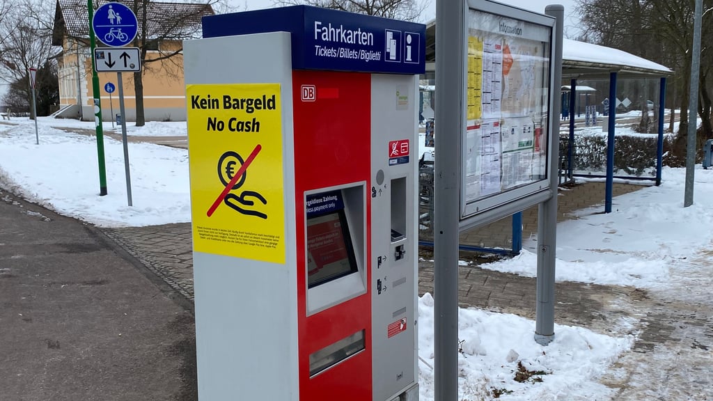 Der neue Fahrkartenautomat am Bahnhof in Güsen ist nun einsatzbereit und ersetzt das gesprengte Vorgängermodell der Bahn.