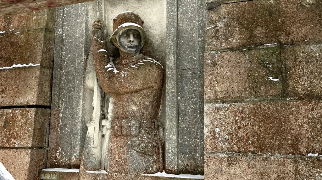 Das Relief auf dem Reinstedter Kriegerdenkmal zeigt einen Soldaten des Ersten Weltkriegs. 40 Männer aus dem Ort verloren in diesem Krieg ihr Leben.