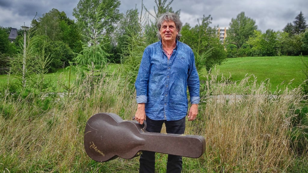 Thomas  Schoppe, genannt „Monster“, stammt aus dem Mansfeld  und ist das letzte Original-Mitglied der legendären Renft-Besetzung der 70er Jahre. 