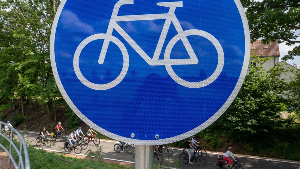 Knapp 125 Projekte für den ÖPNV, Fuß- und Radverkehr hat das Landesamt für Straßenbau und Verkehr im vergangenen Jahr gefördert. (Archivbild)