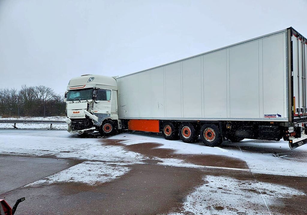 Einer der Lkw steht nach der Kollision an der Abfahrt Bitterfeld-Wolfen quer auf der A-9-Fahrbahn.