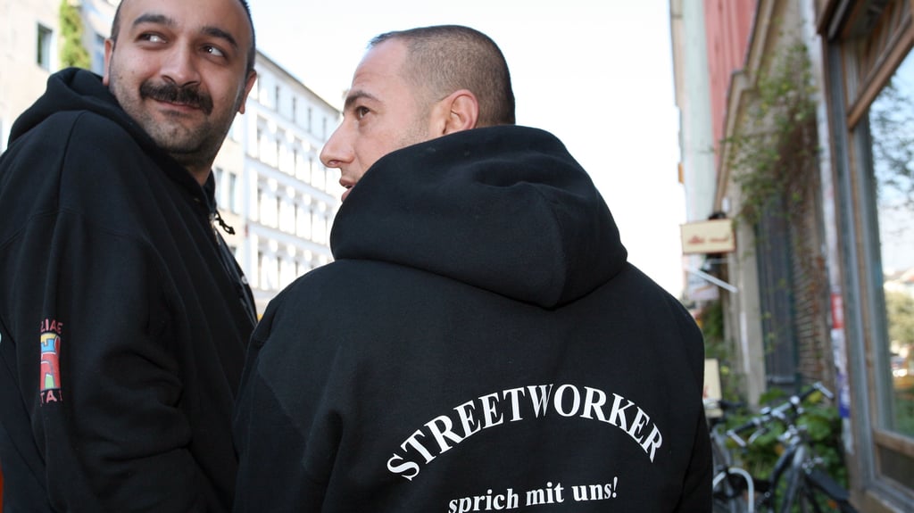 Streetworker suchen junge Leute an Brennpunkten in der Stadt auf.
