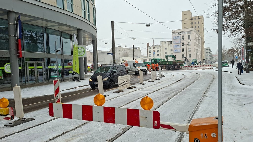 Wer aus Richtung Ernst-Reuter-Allee in die Bahnhofstraße will, sollte die Danz- oder die Franckestraße und nicht die Hasselbachstraße nutzen. Über die Hasselbachstraße geht es nur in die Tiefgarage des City Carrés oder zum Bahnhof, zurück dann nur über die Straße am Alten Theater. Ein Einbiegen in die Bahnhofstraße ist nicht möglich. 