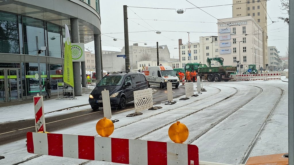 Wer aus Richtung Ernst-Reuter-Allee in die Bahnhofstraße will, sollte die Danz- oder die Franckestraße und nicht die Hasselbachstraße nutzen. Über die Hasselbachstraße geht es nur in die Tiefgarage des City Carrés oder zum Bahnhof, zurück dann nur über die Straße am Alten Theater. Ein Einbiegen in die Bahnhofstraße ist nicht möglich. 