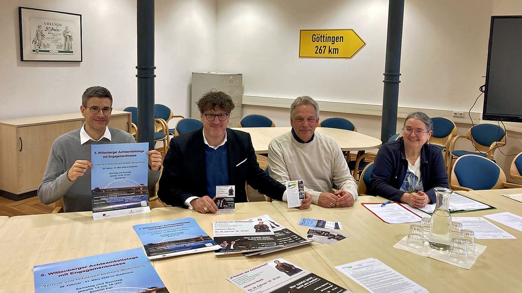 Im Raum „Göttingen“ im Neuen Rathaus der Lutherstadt stellen  David Kiefer, Torsten Zugehör, Jörg Schütze und Birgit Maßny (v.l.n.r.) das Programm der fünften Wittenberger  Achtsamkeitstage mit Engagementmesse vor.  