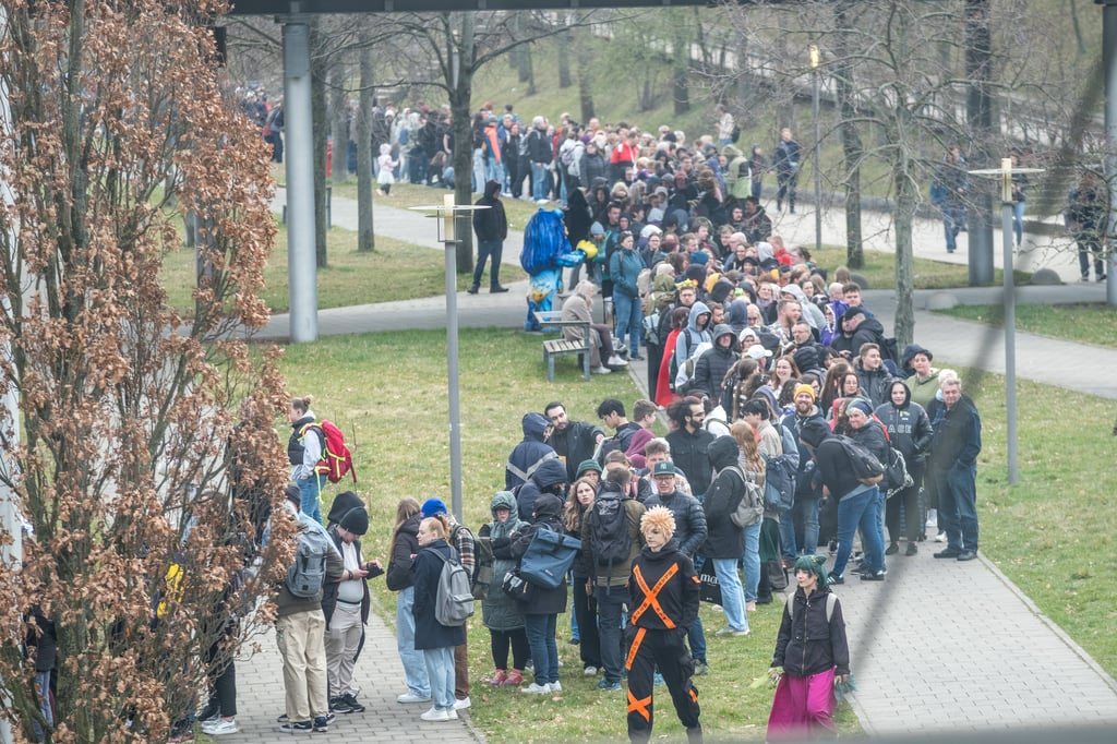 2025 staute es sich besonders am Samstag am Einlass zur Leipziger Buchmesse. Einige Besucher kritisierten danach, dass sie Lesungen verpasst hätten, weil sie zu lange warten mussten.
