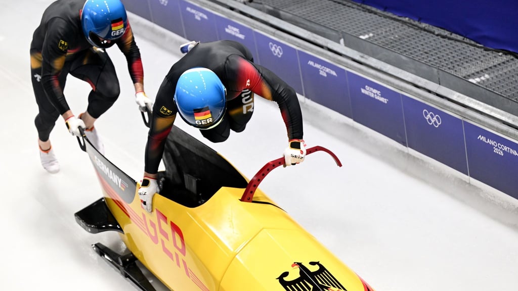 Francesco Friedrich (Pilot) und Alexander Schüller (Deutschland) liegen nach dem ersten Lauf nur auf Rang drei.