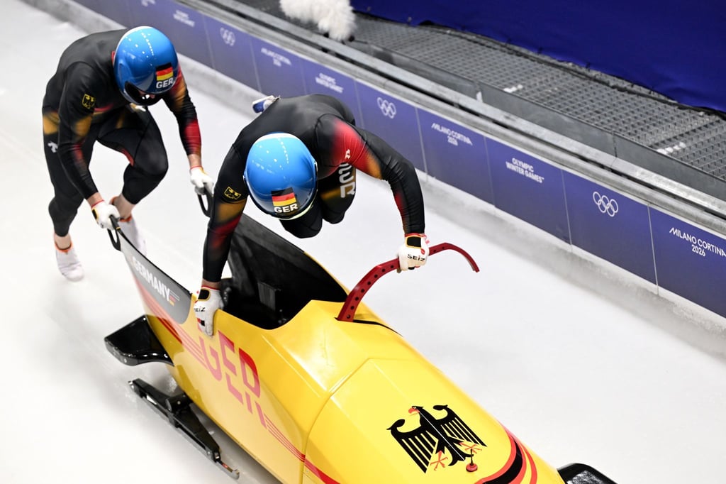 Francesco Friedrich (Pilot) und Alexander Schüller (Deutschland) liegen nach dem ersten Lauf nur auf Rang drei.