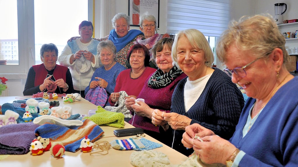 Die Handarbeitsgruppe des Mehrgenerationenhauses in Stendal trifft sich einmal in der Woche zum Häkeln und Stricken.