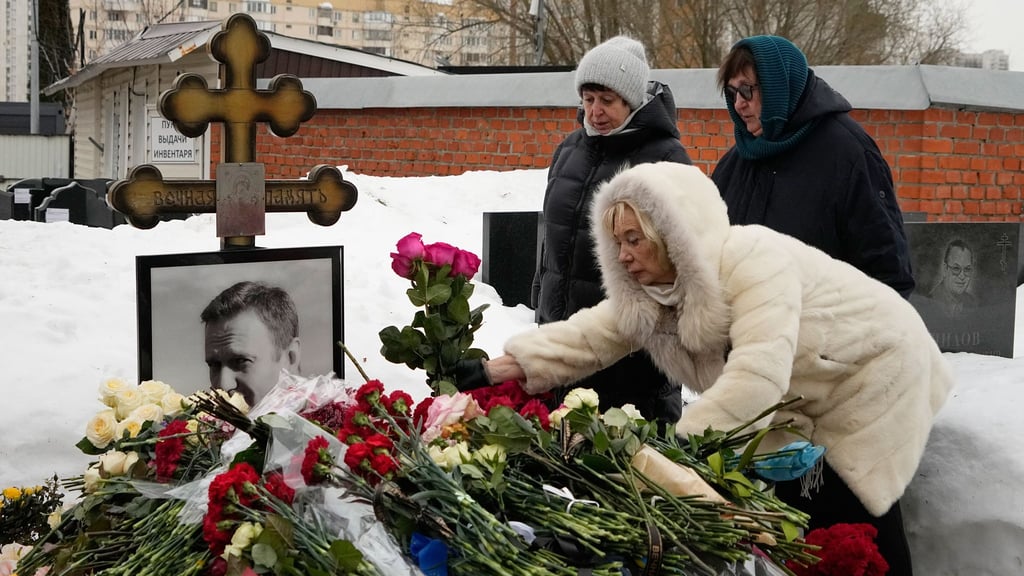 Am Borissowskoje-Friedhof in Moskau, wo Alexej Nawalnys Grab ist, können Menschen Blumen niederlegen. Der Kreml weist Vorwürfe westlicher Politiker zurück, dass Nawalny vergiftet worden sei.