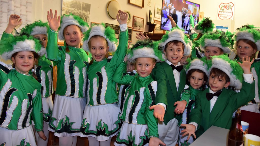 Aufgeregt und voller Vorfreude: Die Mini-Funken des Wassensdorfer Carnevals Clubs stimmen sich hinter den Kulissen auf ihren großen Auftritt ein.