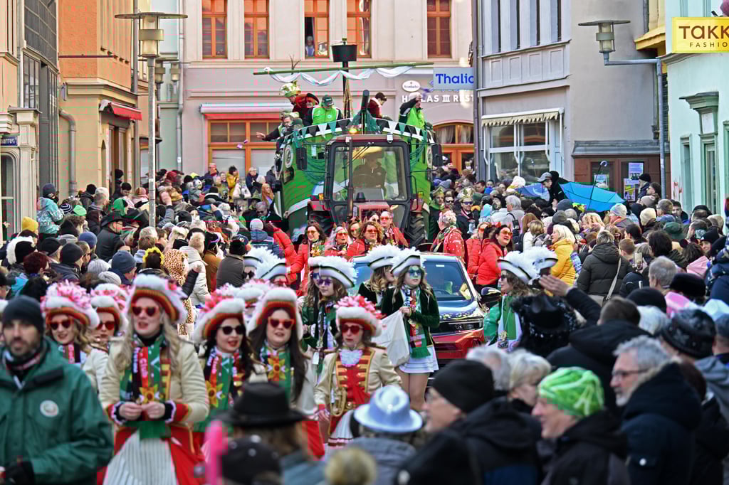 Der Umzug zieht durch die Breite Straße.