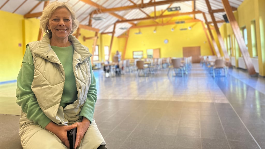 Veranstalterin Dorit Benn in der Biederitzer Mehrzweckhalle.