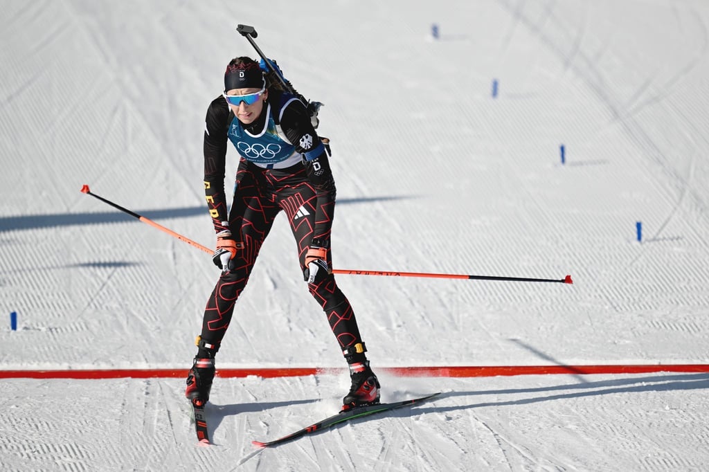 Wieder keine Medaille: Franziska Preuß läuft in der Verfolgung ins Ziel.