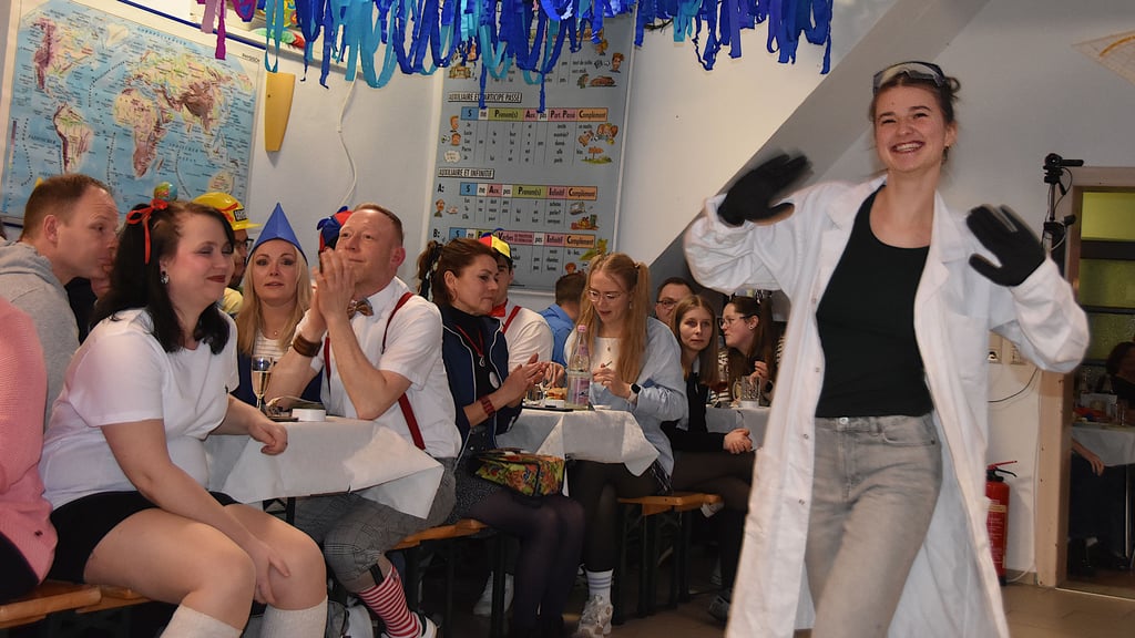 Experiment mit Humor: Als Chemielehrerin sorgt Lisa Abagat mit ihrem „neuen Stoff“ für explosive Lacher und beste Unterhaltung im närrischen Klassenzimmer.