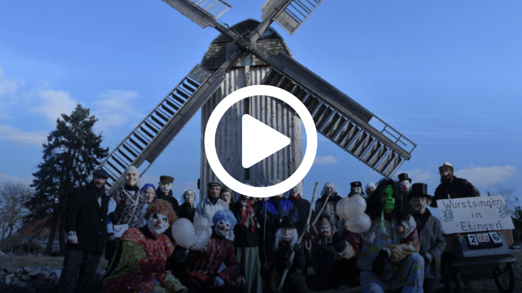 Die Wurstsänger vor der Bockwindmühle – dem Wahrzeichen von Etingen, das die Tradition des Dorfes seit Generationen begleitet.