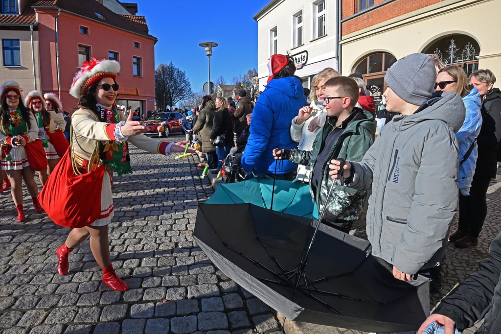 Kamelle für die Schaulustigen.