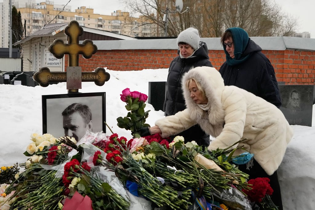 Am Borissowskoje-Friedhof in Moskau, wo Alexej Nawalnys Grab ist, können Menschen Blumen niederlegen. Der Kreml weist Vorwürfe westlicher Politiker zurück, dass Nawalny vergiftet worden sei.