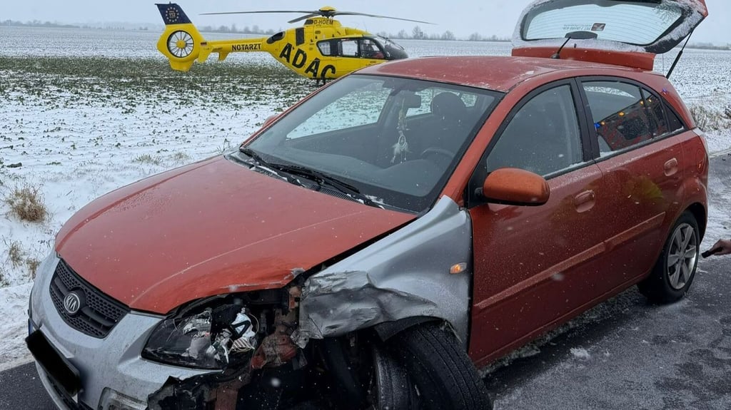 Bei der Kollision zweiter Pkw zwischen Starsiedel und der A 38 sind am Montagmorgen gegen 8 Uhr zwei Menschen leicht verletzt worden. Zum Einsatz kam auch ein Rettungshubschrauber.