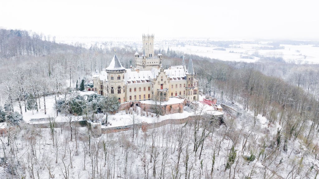 Die Woche beginnt vielerorts mit Schnee wie hier an Schloss Marienburg.