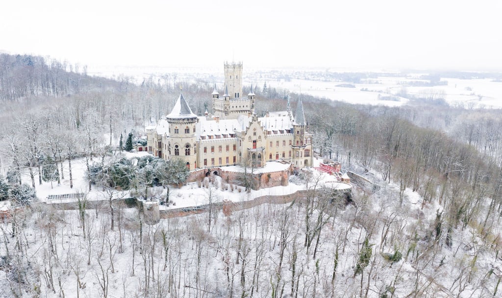 Die Woche beginnt vielerorts mit Schnee wie hier an Schloss Marienburg.