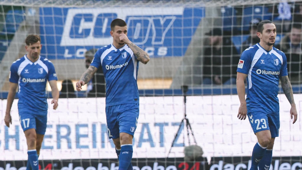 Die Spieler vom 1. FC Magdeburg nach dem 0:1-Treffer von Arminia Bielefeld.