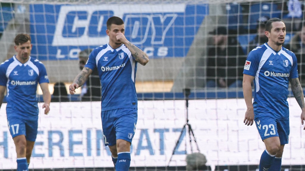 Die Spieler vom 1. FC Magdeburg nach dem 0:1-Treffer von Arminia Bielefeld.