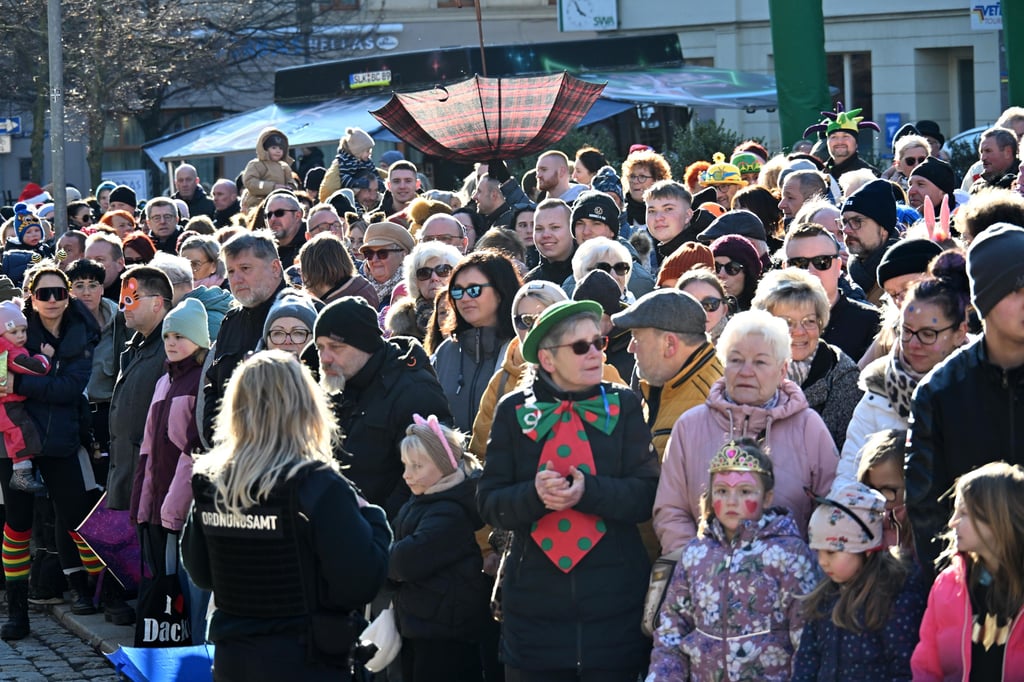 Schon lange bevor der Umzug startete, standen die Karnevalsfans dicht gedrängt am Straßenrand.
