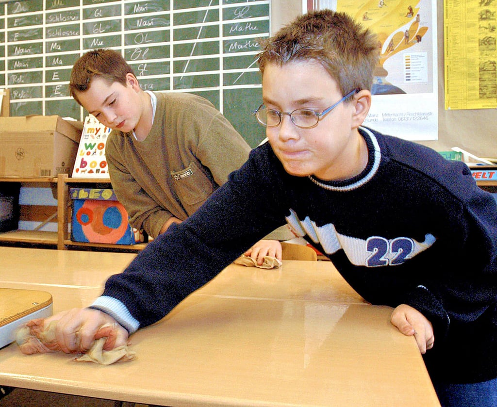 Sollten Schüler im Burgenlandkreis wie auf diesem Symbolfoto ihre Klassenräume selbst reinigen?