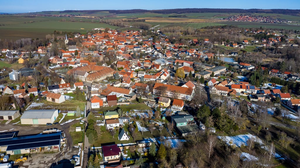 Blick auf Ströbeck, das von vielen  Äckern umgeben ist.