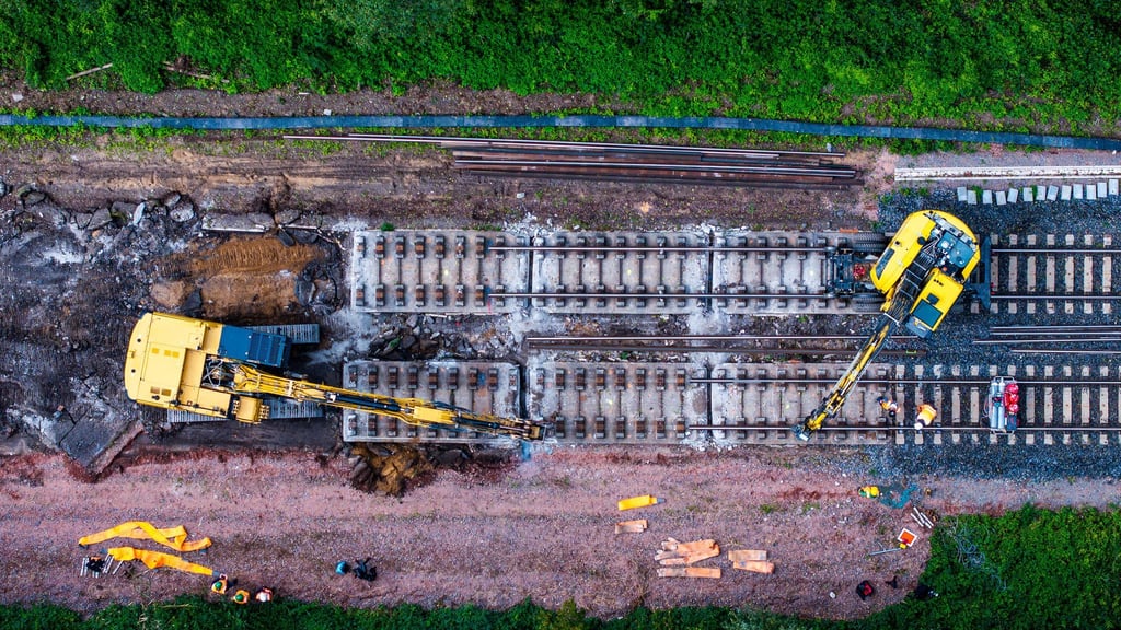Pendler müssen weiter Geduld beweisen: Die Sanierung der Strecke Hamburg-Berlin verzögert sich. (Archivbild)