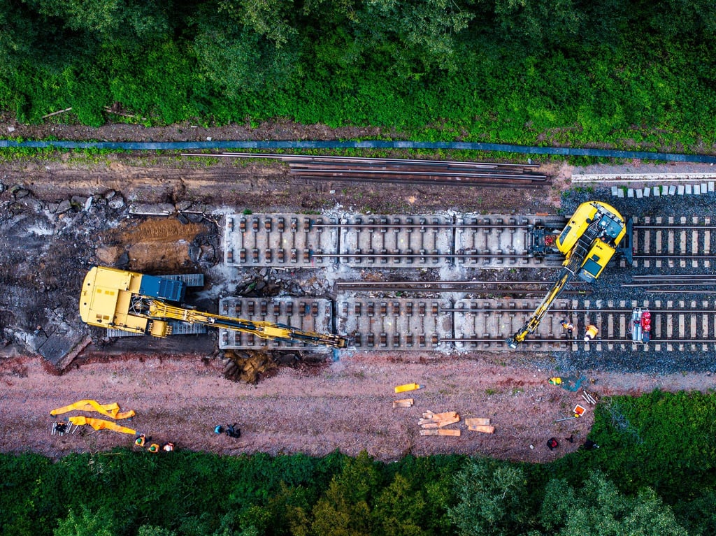 Pendler müssen weiter Geduld beweisen: Die Sanierung der Strecke Hamburg-Berlin verzögert sich. (Archivbild)