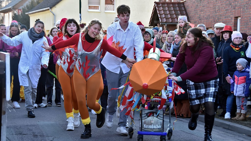 Mit voller Energie zünden die Tänzerinnen und der Tänzer Yannick Hintersdorf die Rakete – und reißen das Publikum sofort mit.