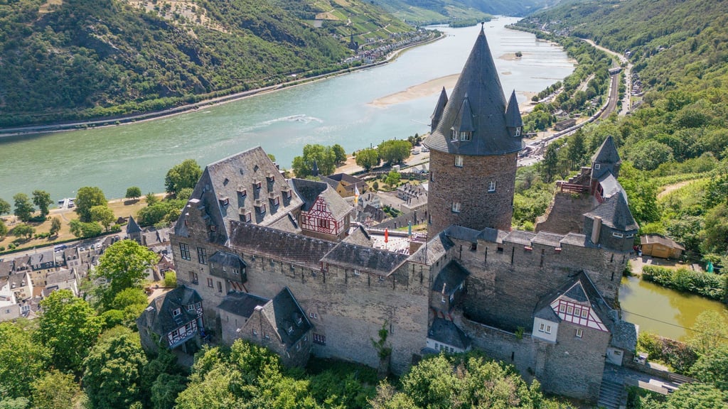 Mit Burgen und Festungen sind die Ufer des Rheins bebaut: Burg Stahleck bei Bacharach.