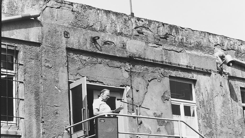 Ein Bild, das  Bände spricht. Im August 1990 ging das  Maisanwerk als erster DDR-Betrieb in die Geschichte ein, der Konkurs anmeldete. Das Foto zeigt Werkleiter Wolfgang Fischer auf dem maroden Verwaltungsgebäude. 