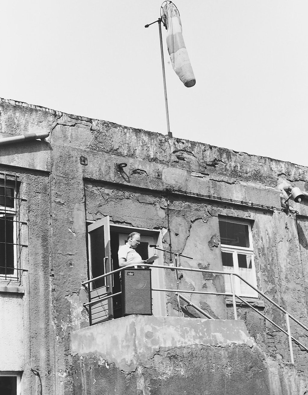 Ein Bild, das  Bände spricht. Im August 1990 ging das  Maisanwerk als erster DDR-Betrieb in die Geschichte ein, der Konkurs anmeldete. Das Foto zeigt Werkleiter Wolfgang Fischer auf dem maroden Verwaltungsgebäude. 