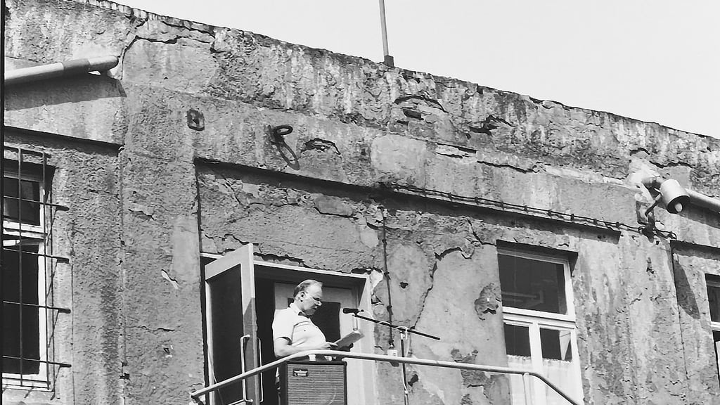 Ein Bild, das Bände spricht. Im August 1990 ging das Maisanwerk als erster DDR-Betrieb in die Geschichte ein, der Konkurs anmeldete. Das Foto zeigt Werkleiter Wolfgang Fischer auf dem maroden Verwaltungsgebäude.