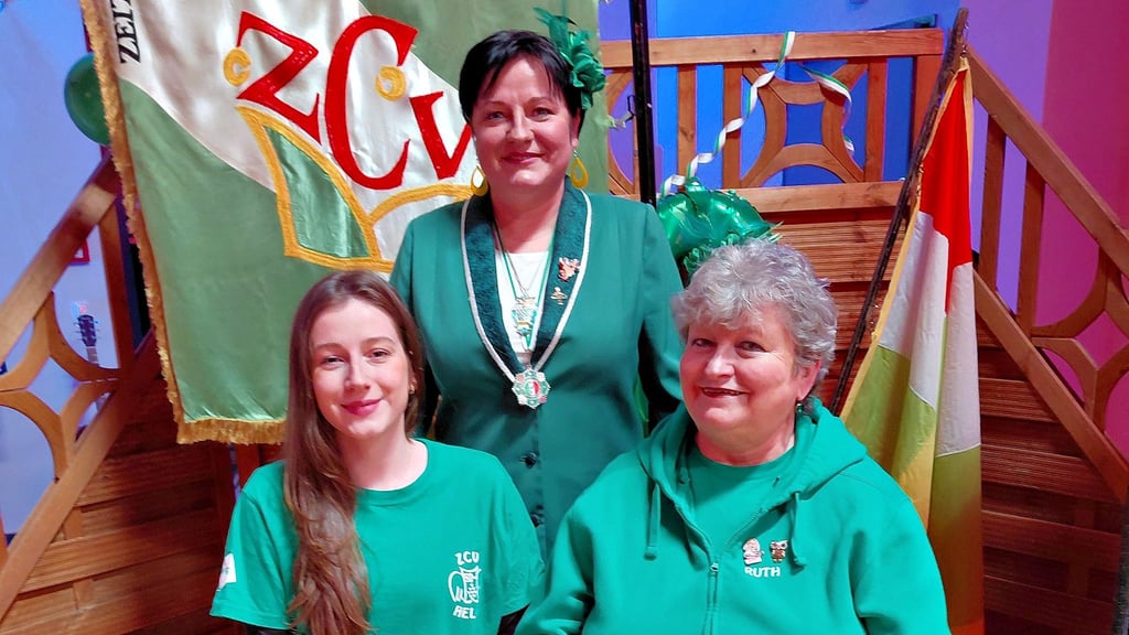 Drei Generationen in grün weiß:  Chiara und Bianka Kohl, Ruth Knöchel halten seit vielen Jahren dem ZCV die Treue  und tanzen, lästern und   heiraten einen Prinzen. 