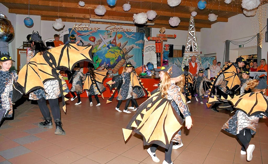 In ihren Drachenkostümen wirbeln die „Kolibris“ mit ihren Trainerinnen über die Tanzfläche. 