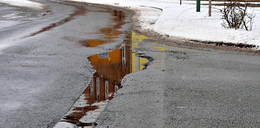 Im Auffahrtsbereich von der Stendaler Straße zur OdF-Straße hat sich ein riesiges Loch gebildet.