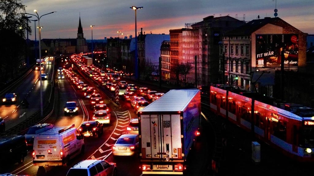 Die Halle-Umfahrung soll Staus auf der Hochstraße zwischen Alt- und Neustadt künftig verhindern.