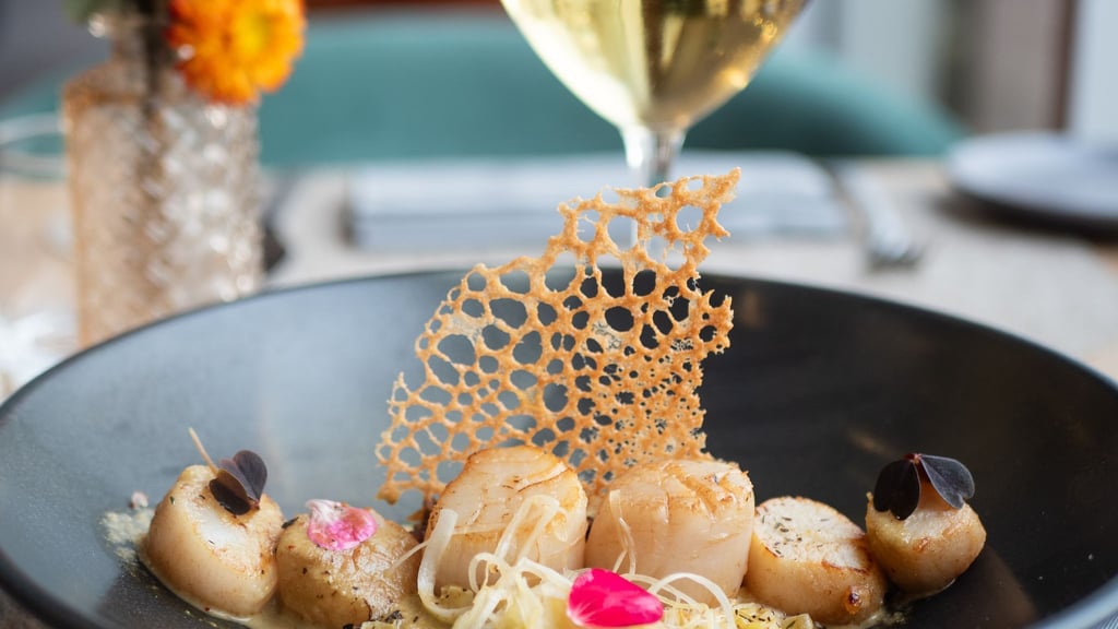 Sechs Nüsse in einer Reihe auf Lauch- und Quinoabett: So richtet Küchenchef Aurelien Leclerc seine Jakobsmuscheln an. Dazu empfiehlt er einen trockenen Weißwein.