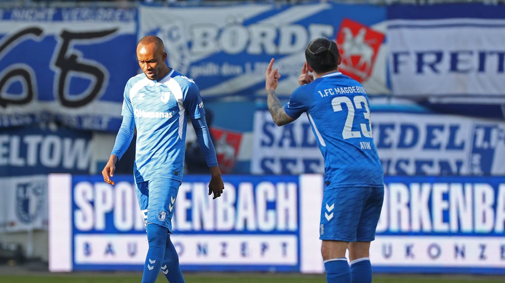 Frust und hängende Köpfe: Für Silas Gnaka (l.), Baris Atik und den 1. FC Magdeburg bleiben die ruhigen Gefilde der Tabelle in dieser Saison ein Wunschtraum.