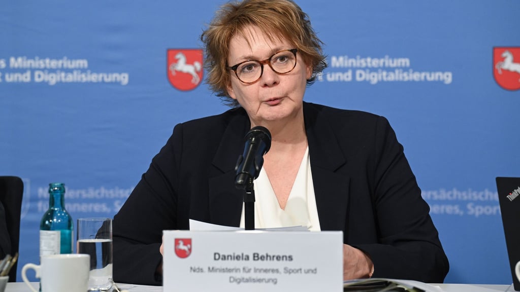 „Die Bewertung des Verfassungsschutzes ist eindeutig: Die größte Gefahr für unsere Gesellschaft geht vom Rechtsextremismus aus und die AfD Niedersachsen ist nach der Einstufung eindeutig diesem Phänomenbereich zuzuordnen, sagte Behrens.