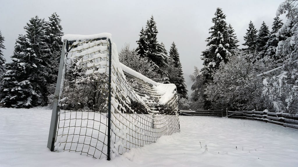 Das Winterwetter sorgt erneut für Spielausfälle im Fußball. (Symbolbild)